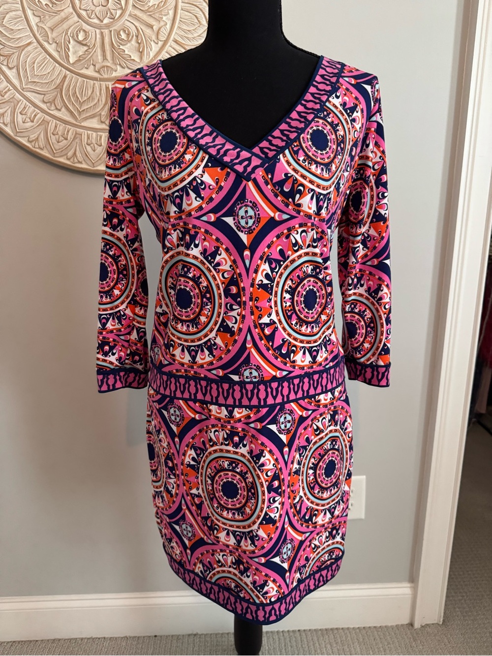 Size small Macbeth Collection V-Neck Geo Print Shift Dress in Pink & Navy